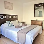 Spacious Chalet Next To The Sea - Airport 別荘