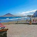 Spacious Chalet Next To The Sea - Airport 別荘 *