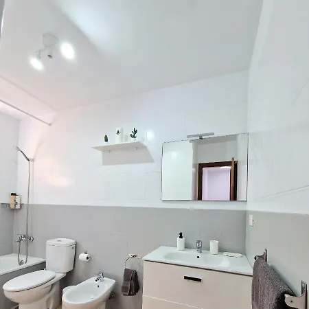 בית נופש Spacious Chalet Next To The Sea - Airport *