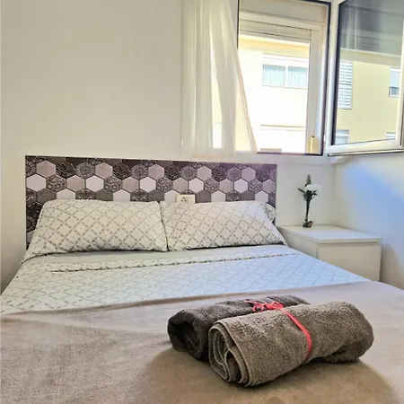Spacious Chalet Next To The Sea - Airport 別荘 *