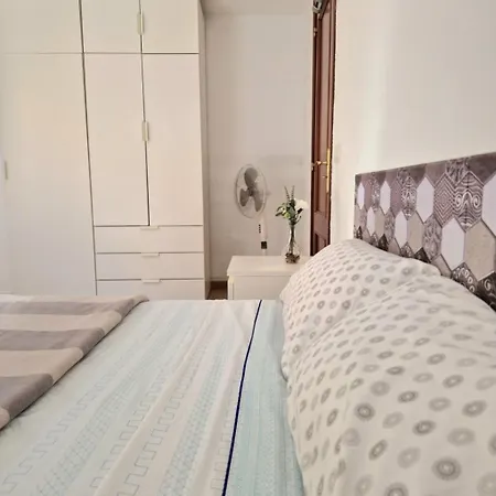 Spacious Chalet Next To The Sea - Airport בית נופש סן איסידרו